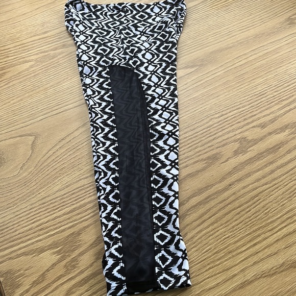 Onzie Black and White Geometric Patterned Mesh Side Crop Leggings - Picture 4 of 8